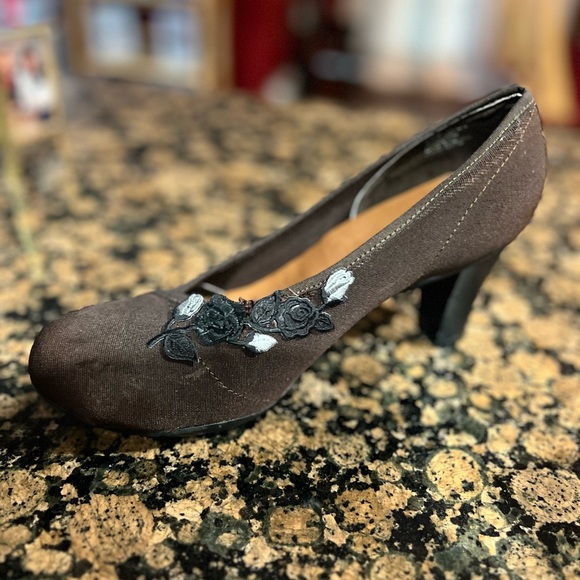 CHARLESTON SHOE CO Brown Heels with Block Heel and Embellishment - Picture 8 of 13